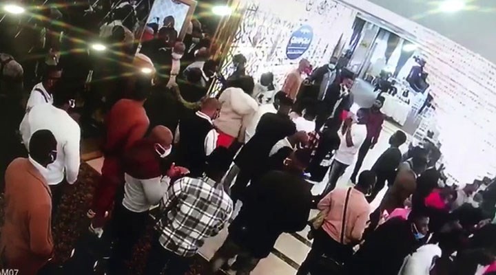 Düğün salonunda 'pazar ayini' düzenleyen Afrikalılara sosyal mesafe cezası