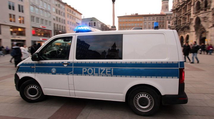 Almanya'da bir otomobil kalabalığa daldı: 2 ölü, 10 yaralı