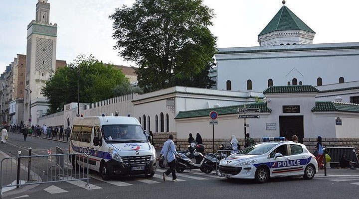 Fransa 76 camide denetim yapacak: Bazı camiler kapatılabilir