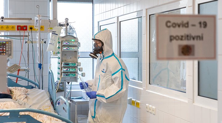 Koronavirüs: Çekya ve Polonya'da 3'üncü dalga korkusu