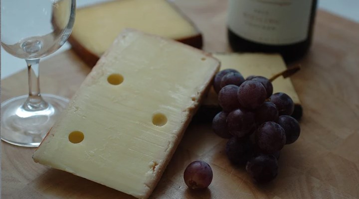 Araştırma: Kırmızı şarap ve peynir, yaşlanmaya bağlı bilişsel gerilemeye karşı beyni koruyor