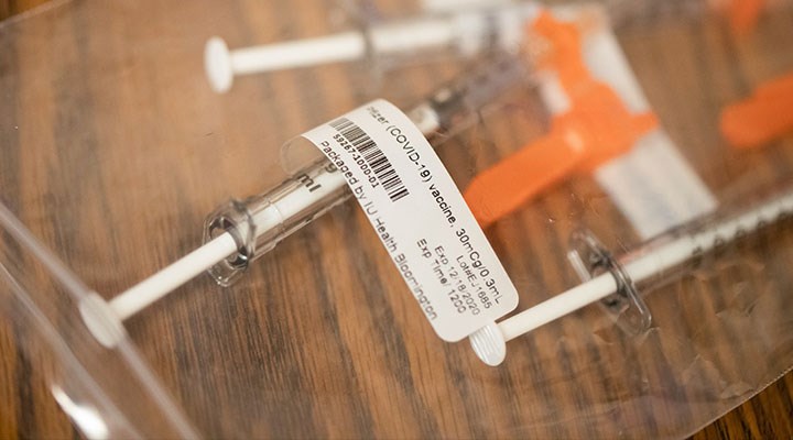 Fransa, BioNTech ve Pfizer’ın aşısının yaygın kullanımına onay verdi