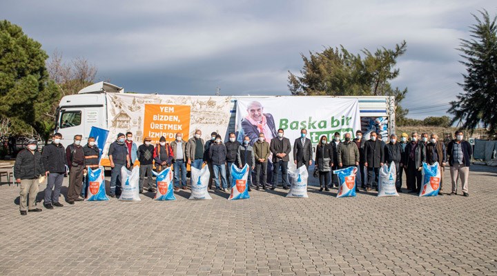 İzmir Büyükşehir Belediyesi’nden Aliağalı üreticilere yem desteği