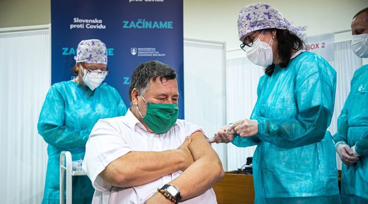 Slovakya’da ilk koronavirüs aşısı vuruldu