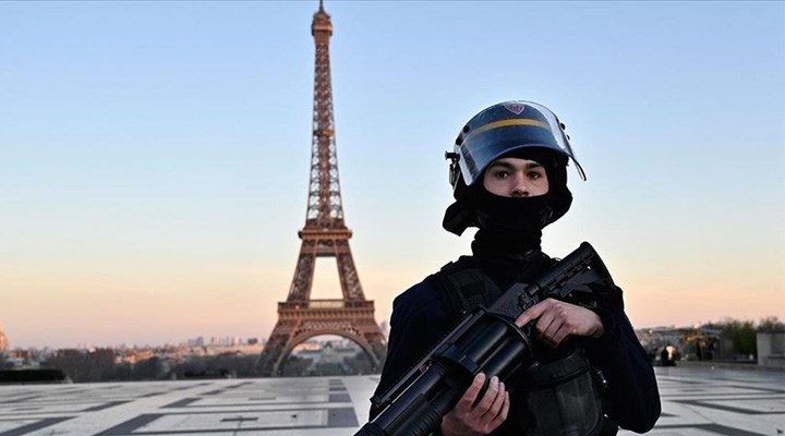 Fransa'da yılbaşı gecesi 100 bin polis ve jandarma görev yapacak