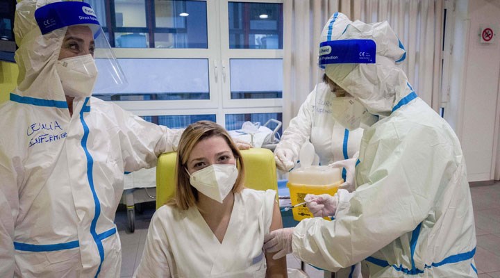 İtalya'da koronavirüs aşısı olanların sayısı 500 bini geçti