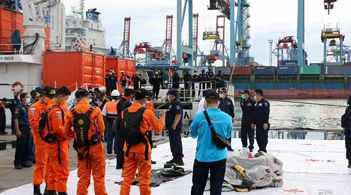 Endonezya’da düşen yolcu uçağının kara kutusu denizden çıkarıldı
