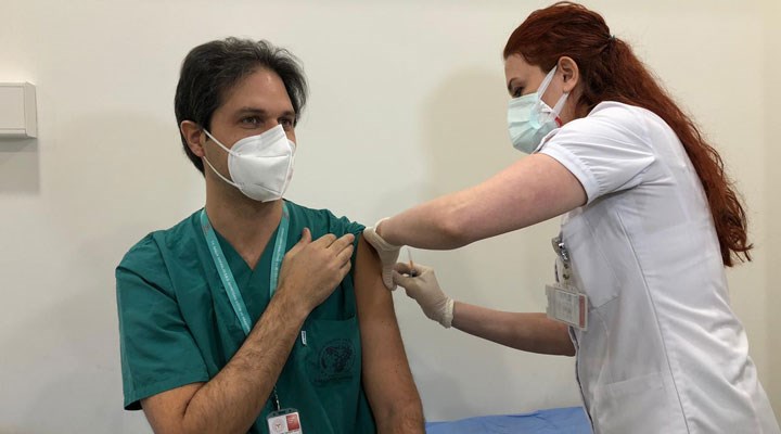 Koronavirüs: Sinovac aşıları, sağlık çalışanlarına yapılmaya başlandı
