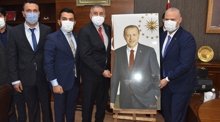 Menemen'de AKP'nin ilk icraatı, Erdoğan fotoğrafı oldu, ‘5 pare top atıldı’