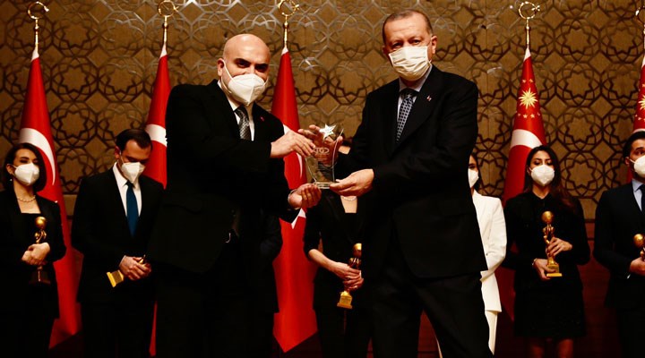 Yandaş medyanın hedefindeki isim Erdoğan’ın elinden ödül aldı