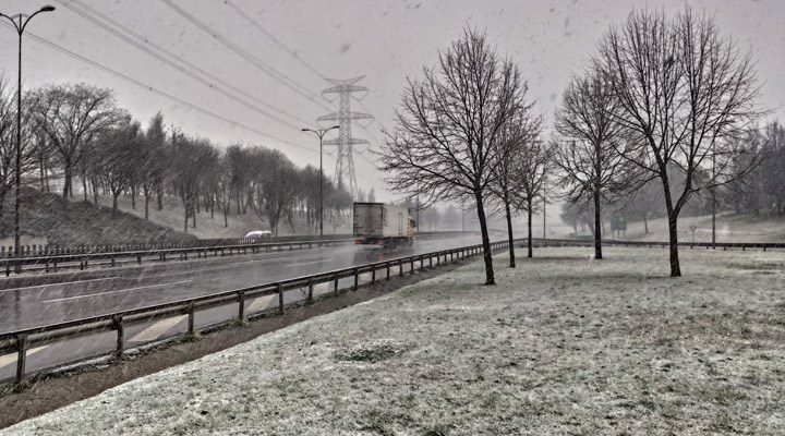 İstanbul ve İzmir'de kar yağışı etkili oluyor