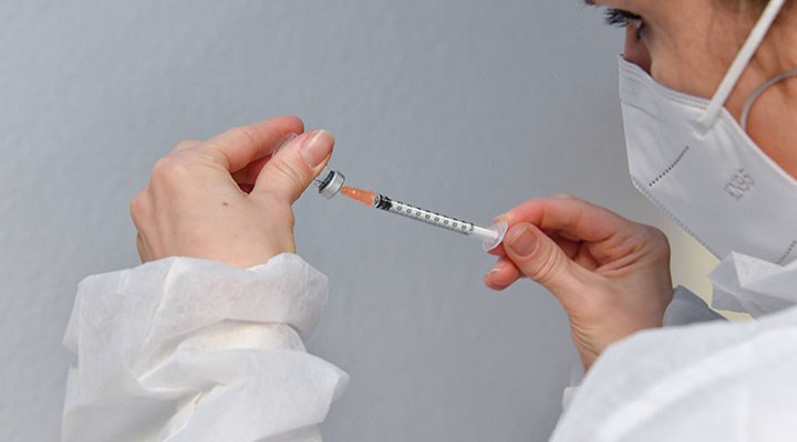 Pfizer ve BioNTech Avrupa'ya aşı tedarikini geçici süre azaltacak