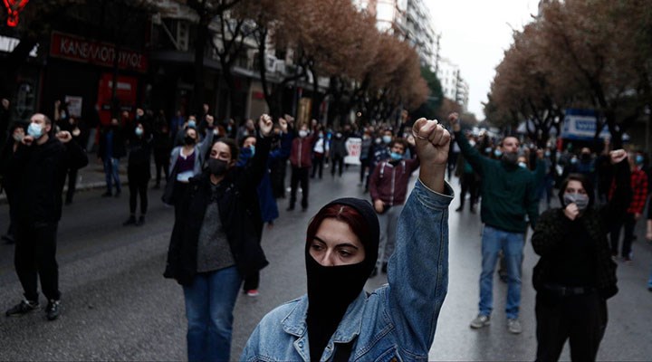 Yunanistan'da öğrenciler: Polis üniversiteden dışarı