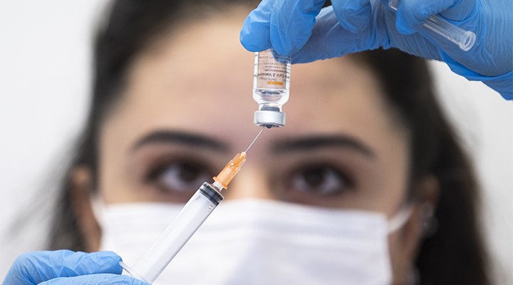 CoronaVac aşısının ilk dozunu olan sağlık çalışanlarının sayısı 700 bini aştı