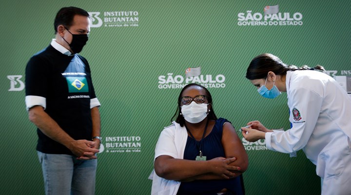 Brezilya'da ilk koronavirüs aşısı hemşireye yapıldı
