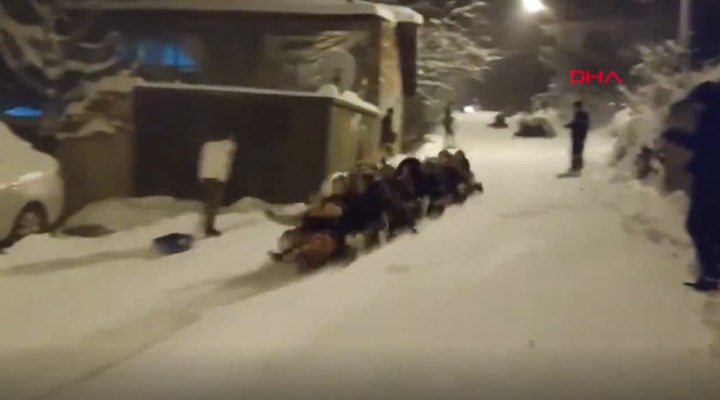 Bursa'da kadınlar karda kayarak eğlendi