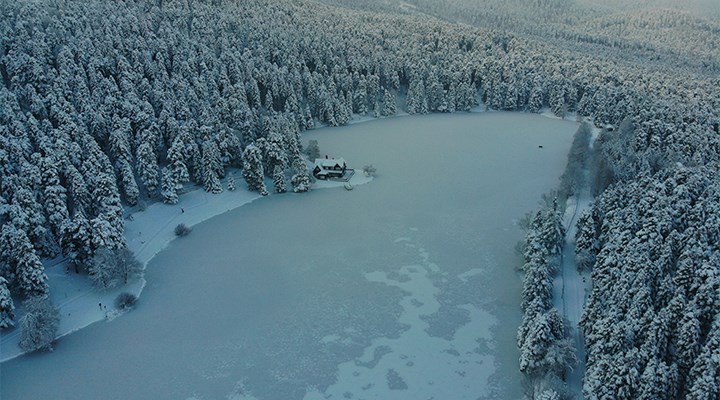 Gölcük Tabiat Parkı'ndaki göl buzla kaplandı