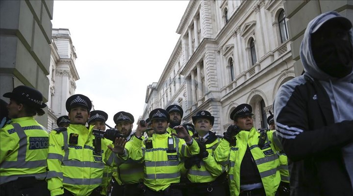 İngiltere'de 400 kişilik düğüne polis baskını