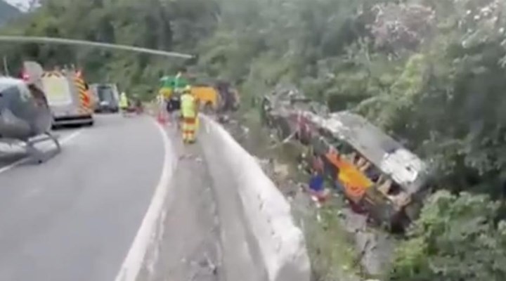 Brezilya'da yolcu otobüsü devrildi: 21 ölü
