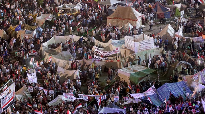 Tahrir'i 10 yıl önce dolduran halk arayışta