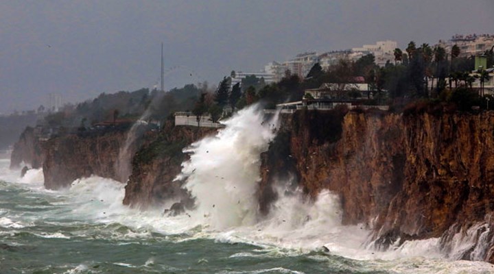Antalya'da şiddetli rüzgar hayatı olumsuz etkiledi