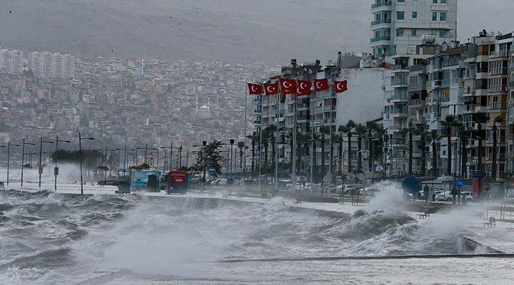 İzmir için fırtına uyarısı: 'Vakum etkisi olacak, sahil bandına yakın yerlerde bulunmayın'