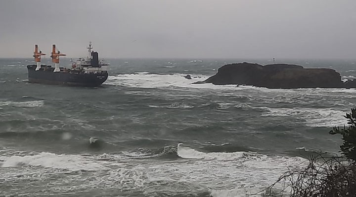 Beykoz açıklarında karaya oturan Panama bandıralı kargo gemisi kurtarıldı