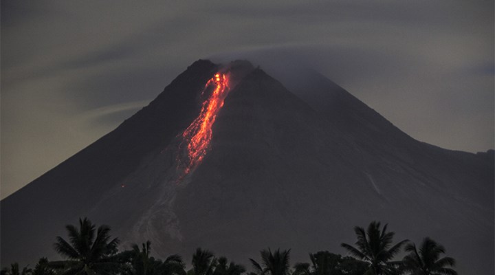 Merapi Yanardağı’nda 24 saatte 52 patlama