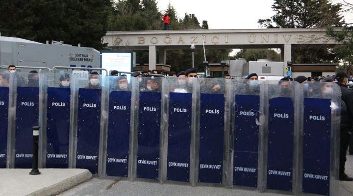 İstanbul Valiliği: Kadıköy'deki gösterilere katılan 5 kişi yakalandı, 3 kişi aranıyor