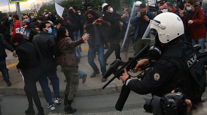 İstanbul Valiliği: Kadıköy'de gözaltına alınanlar silahlı terör örgütleriyle irtibatlı