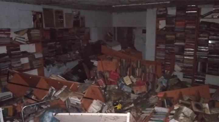 İzmir'deki selde sahafın 19 bin kitabı yok oldu