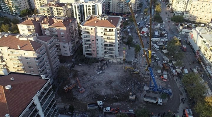 CHP’li Bakan’dan çağrı: Depremde yıkılan Rıza Bey Apartmanı park olsun