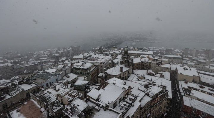 İstanbul beyaza büründü, kar yağışı sürüyor