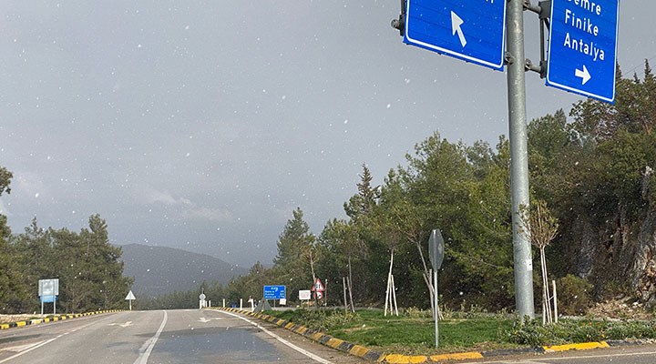 Antalya’da bir mahalleye 30 yılın ardından ilk kez kar yağdı
