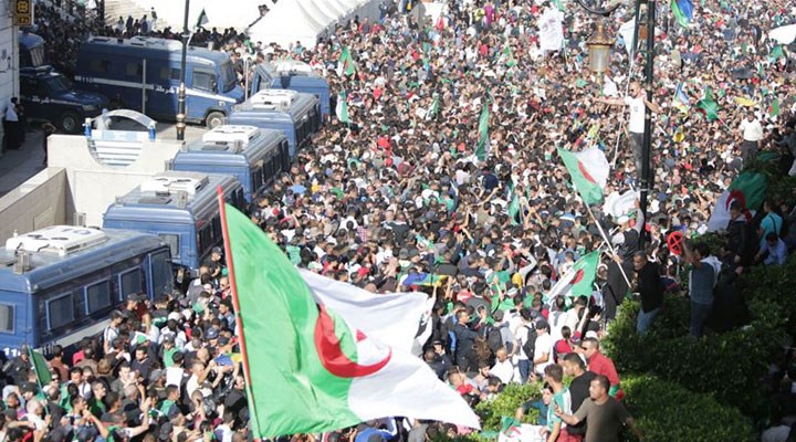 Cezayir'de, Hirak yeniden sokaklarda: Çete defolmalı!