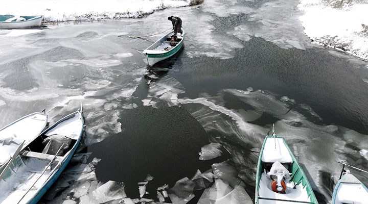 Türkiye’nin en büyük tatlı su gölü buz tuttu