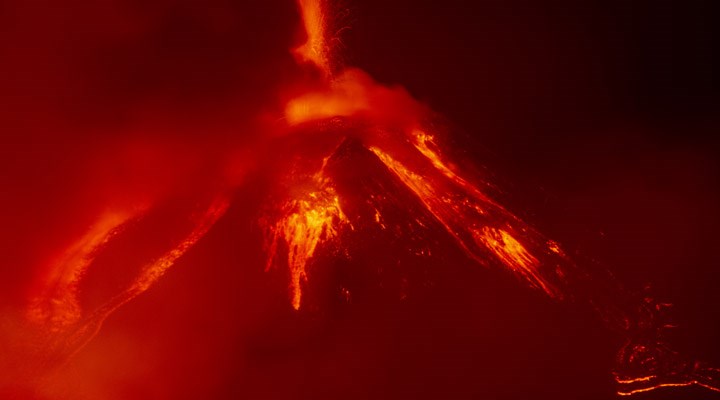 İtalya'daki Etna Yanardağı bir kez daha faaliyete geçti