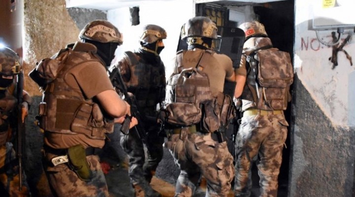 Mersin'de ev baskını: 6 kişi gözaltına alındı