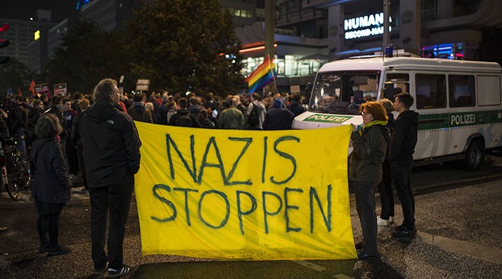 Almanya, aşırı sağcı AfD'yi 'şüpheli vaka' olarak etiketledi