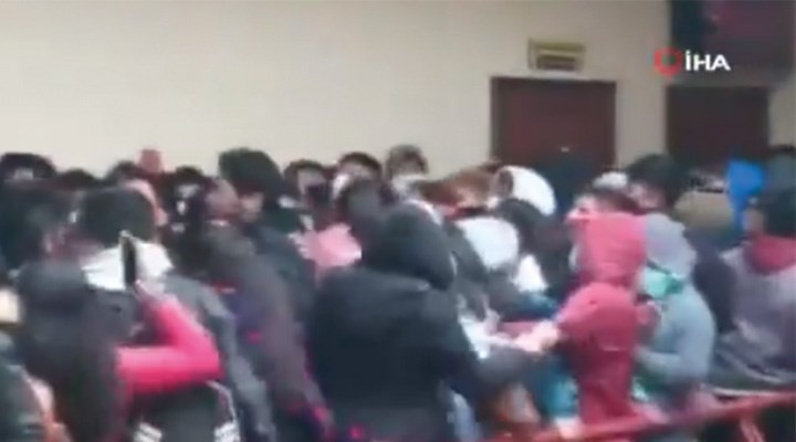 Bolivya'da üniversitede kavga: Korkuluklar kırılınca öğrenciler 5. kattan zemine düştü