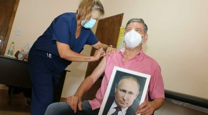 Arjantin’de bir belediye başkanı, elinde Putin portresiyle aşı oldu