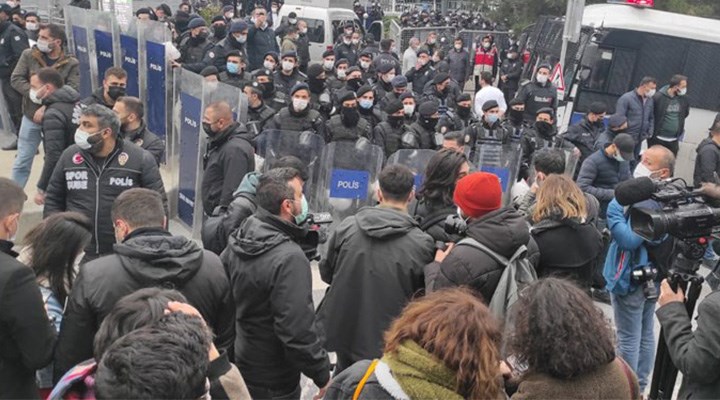 Polis direnen öğrencileri ailelerine şikâyet etti