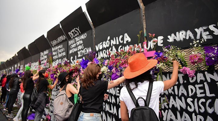 Meksika'da kadınlar, başkanlık sarayının etrafına örülen duvarları protesto etti