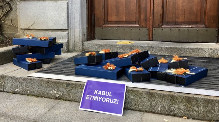 Boğaziçili akademisyenler protestolarının 48. gününde: 8 Mart hediyeleri Bulu’ya iade edildi