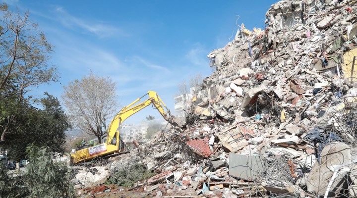 Bayraklı'da ağır hasarlı yapılar yıkılıyor