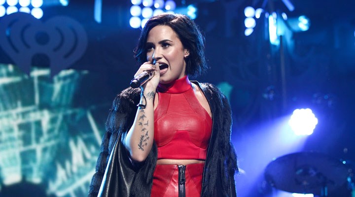 ABD’li şarkıcı Demi Lovato, geçmişte cinsel saldırıya uğradığını açıkladı