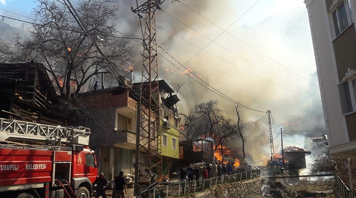 Yusufeli'nde 50'ye yakın ev yandı