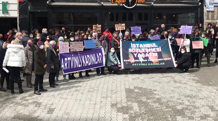 Artvin'de kadınlar İstanbul Sözleşmesi için meydanlarda: Vazgeçmiyoruz