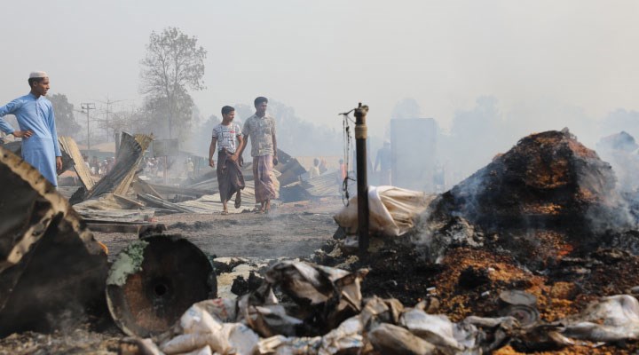 Rohingya mültecilerinin kampında yangın: 15 kişi öldü, 400 kişiden haber alınamıyor