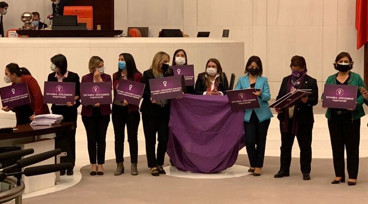 CHP'li kadın milletvekillerinden Meclis'te İstanbul Sözleşmesi eylemi